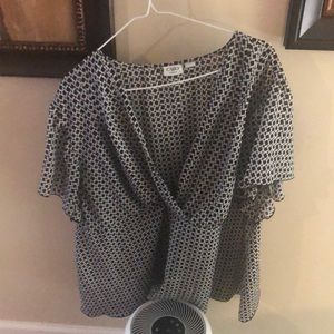 LAdy top with ruffle sleeves